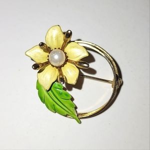 VINTAGE DAINTY YELLOW ENAMEL FLOWER PIN BROOCH with GREEN LEAF ACCENT